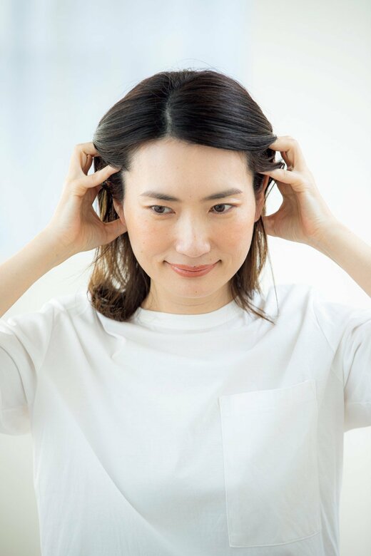 頭皮を指でこする人