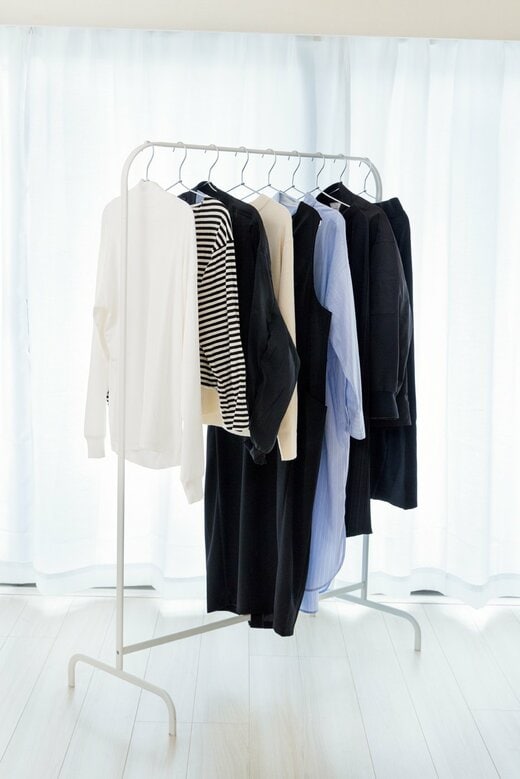 ラックに掛けられた洋服