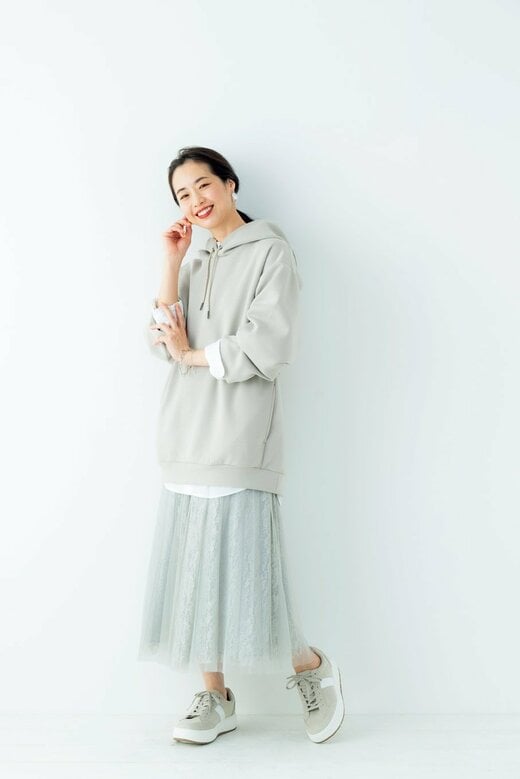 パーカコーデの女性