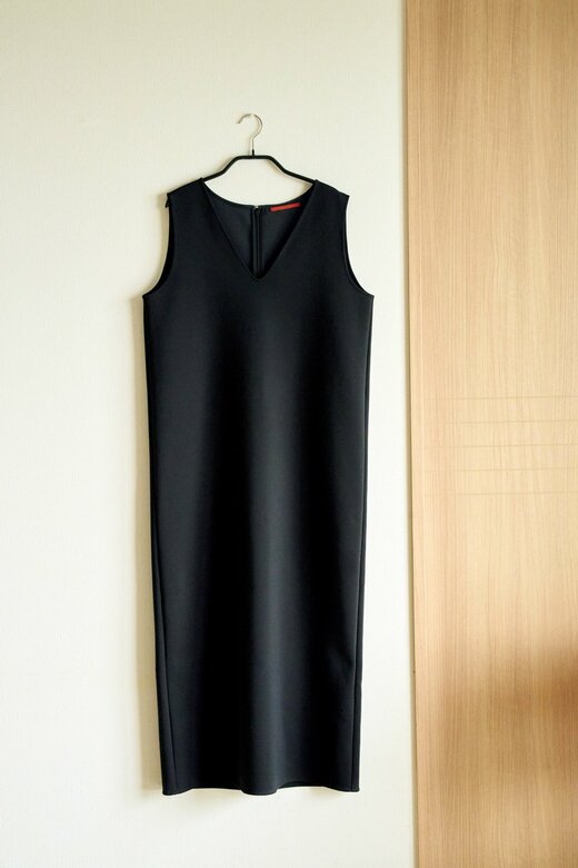 黒のノースリーブワンピース