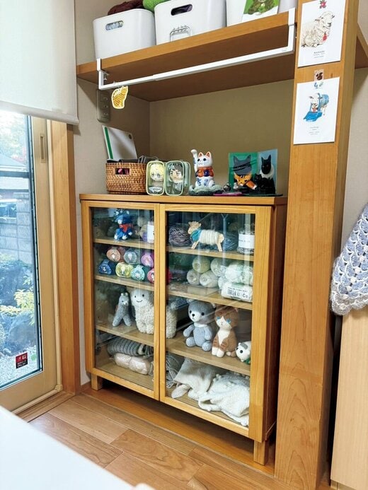 編み物グッズや毛糸が収納棚に整理された編み物コーナー