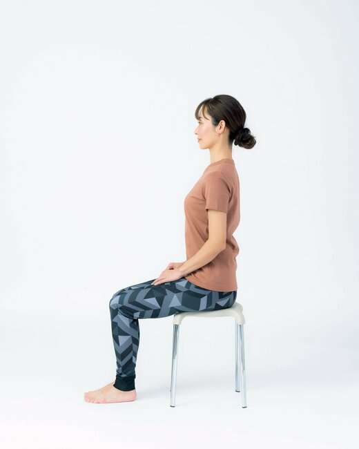 椅子に腰かける人