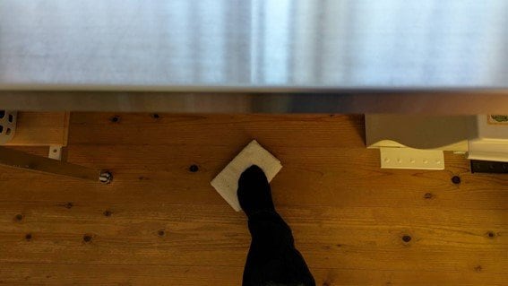 足でささっとひと拭きしたら、定位置へ
