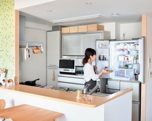 女性が冷蔵庫の中を確認している様子