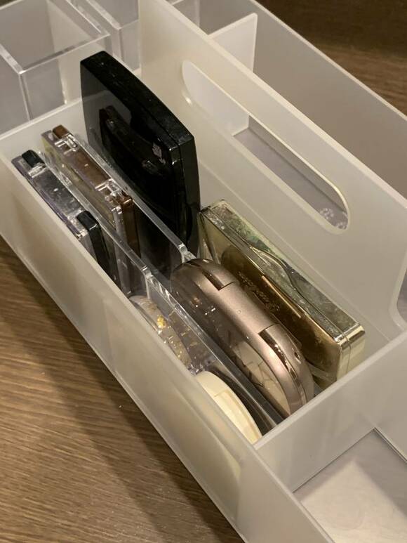 ケースの片側に化粧品