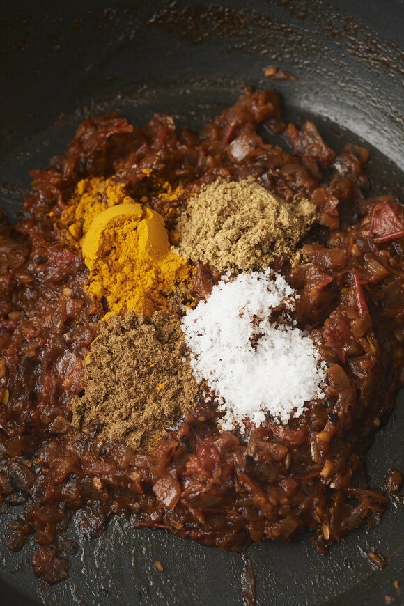 フライパンにスパイスを加える