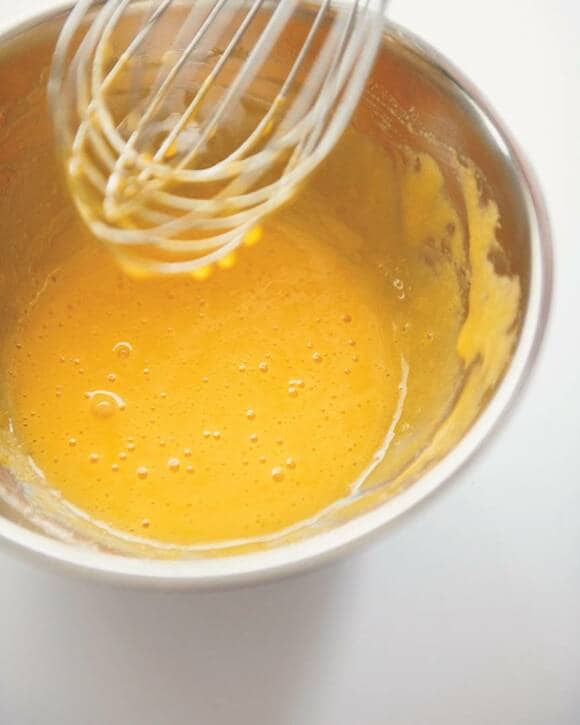 ボウルに泡だて器