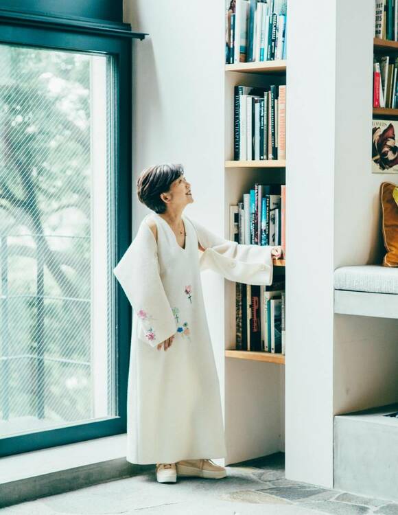 収納棚の近くに女性