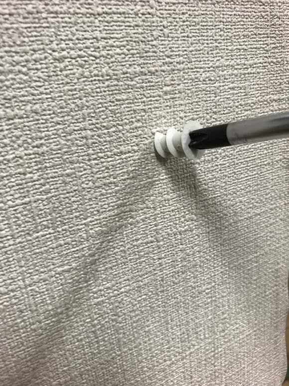 穴にアンカープラグをドライバーでねじ込む