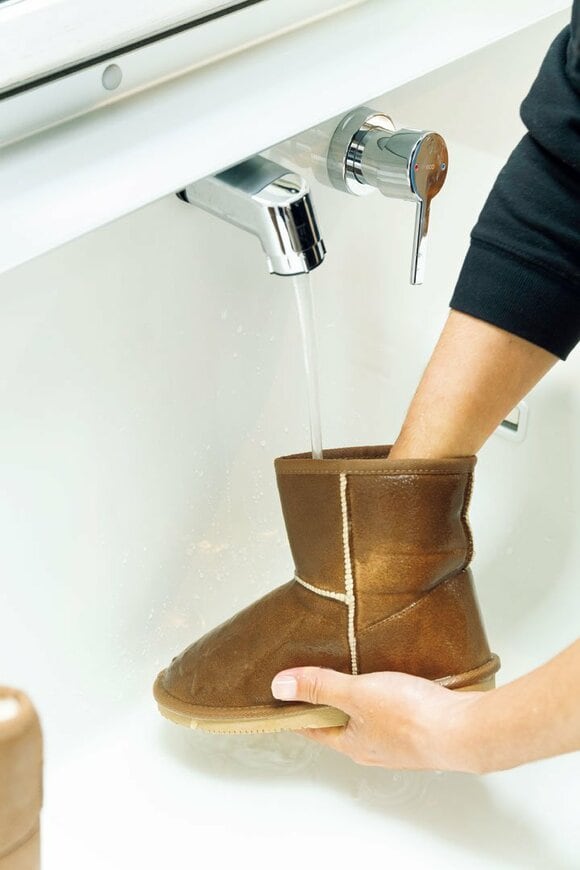 ブーツに手を入れてすすぐ