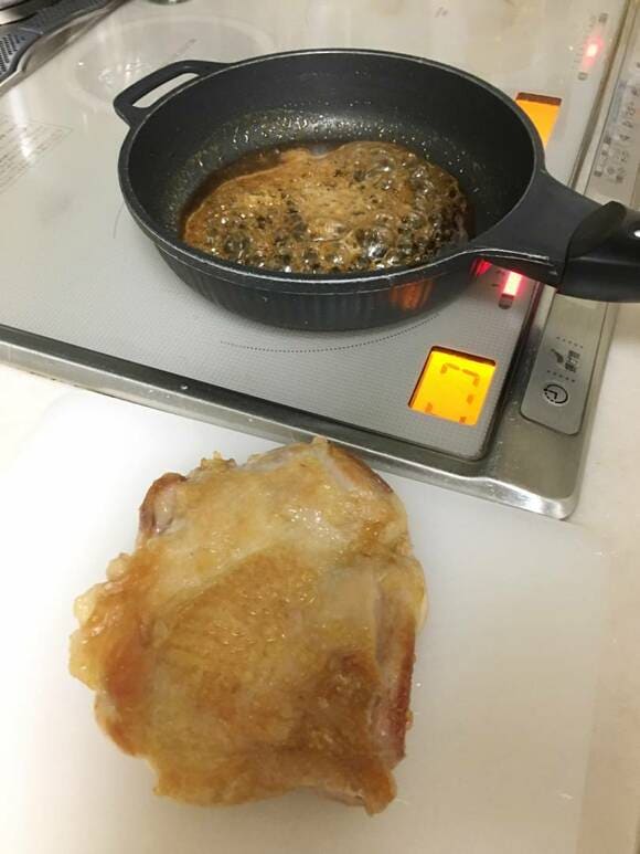 鶏もも肉を取り出し残った煮汁を煮詰める様子