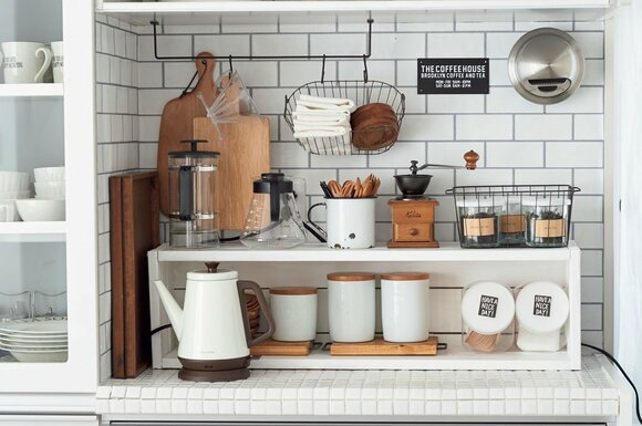 ガラスものやワイヤカゴを置き、壁面を見せることで軽やかに