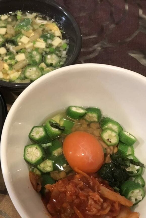 納豆オクラキムチ卵かけご飯に、具だくさんみそ汁