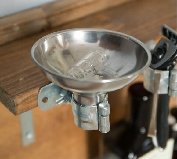 コンタクトのケースは漏斗で水きり