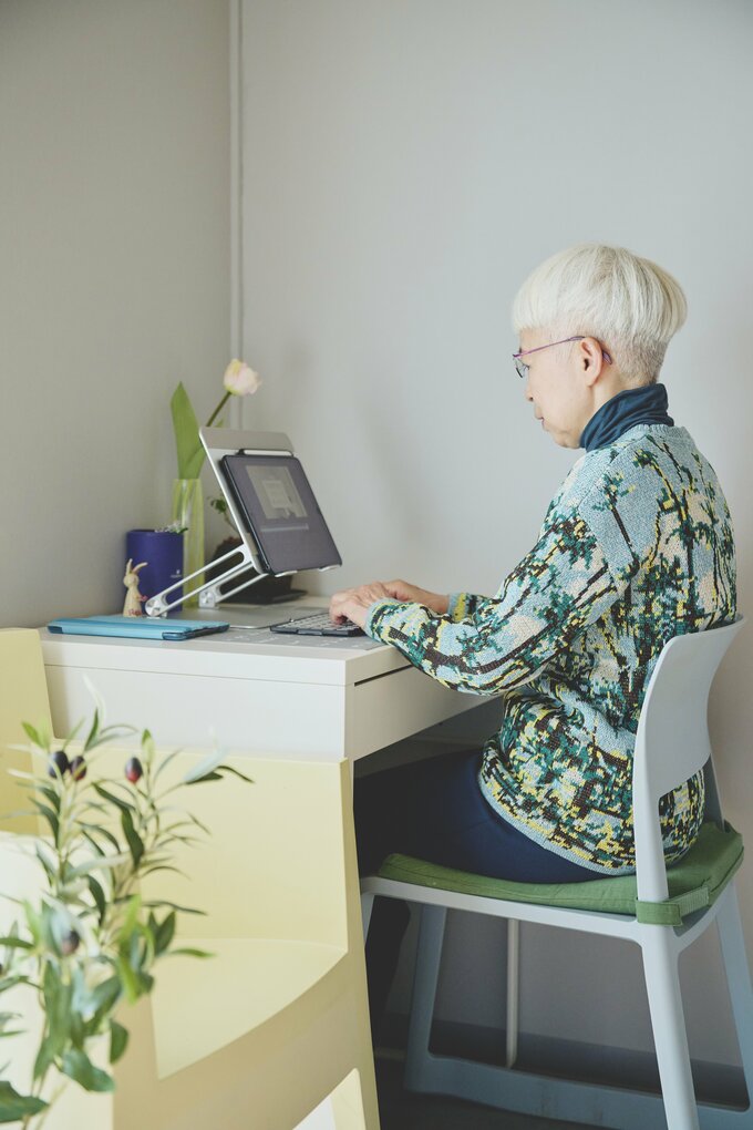 パソコンをしているロコリさん