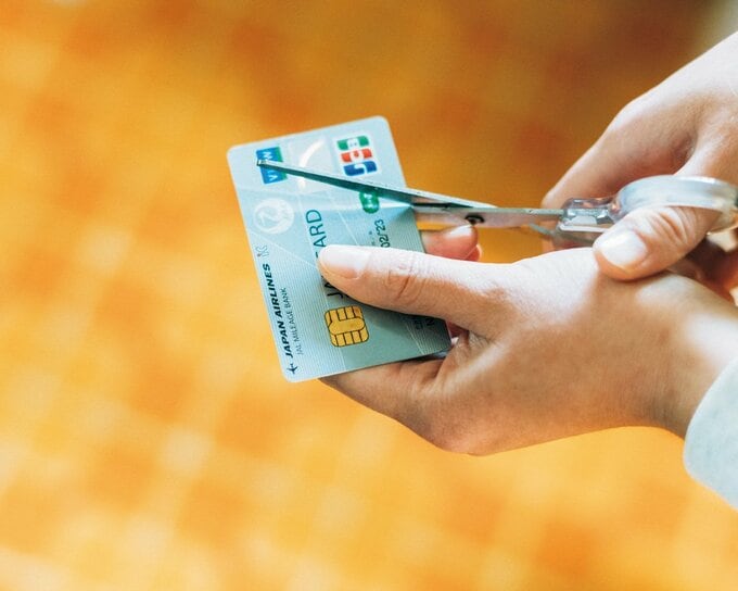 クレジットカードにはさみ