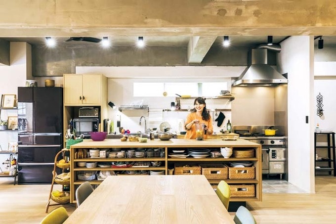 ワイドなキッチンカウンターで作業する達川さん