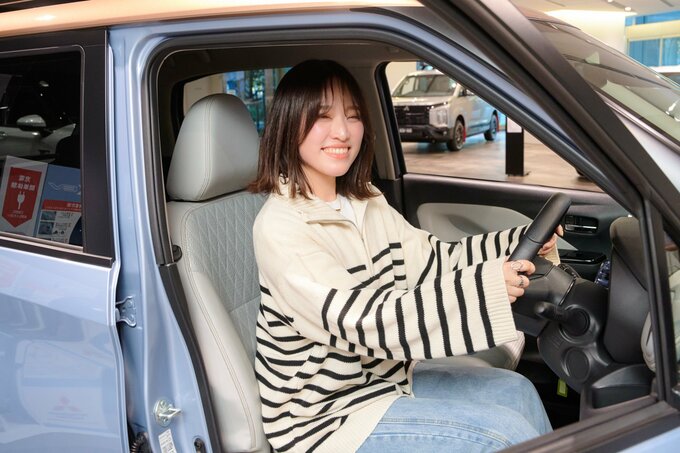 クルマに乗る女性