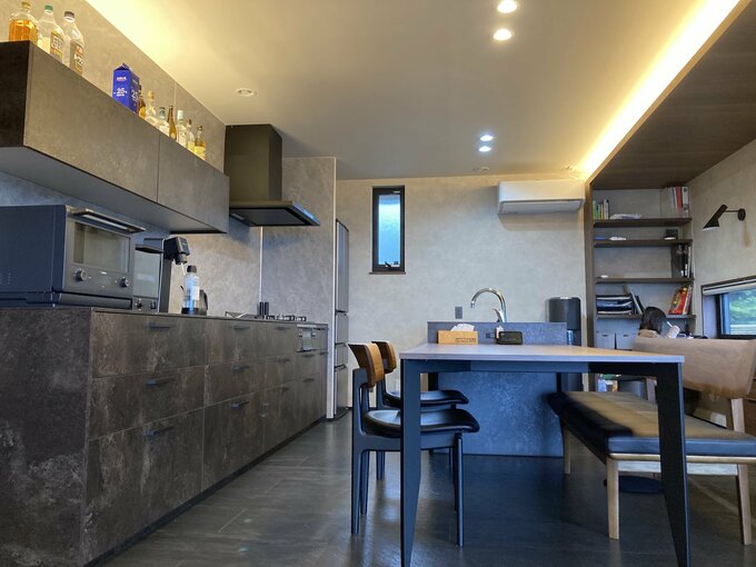 横から見たキッチン