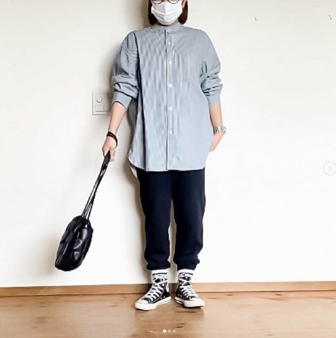 上下ともにユニクロのメンズ。