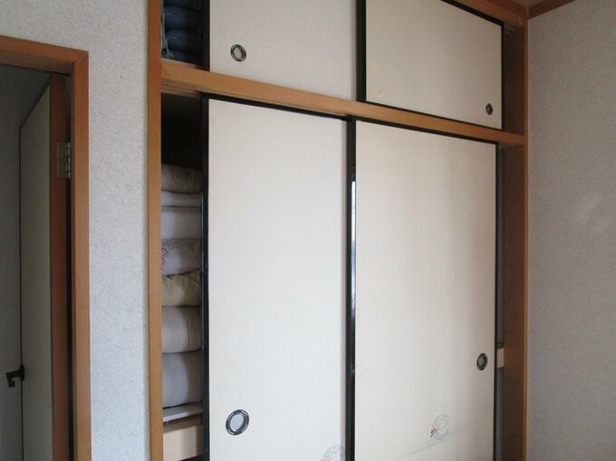 押し入れの戸をあける