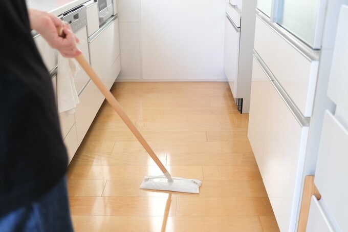床を掃除しているところ