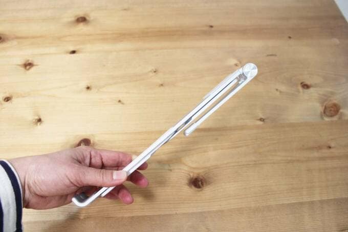 スタンドを持つ様子