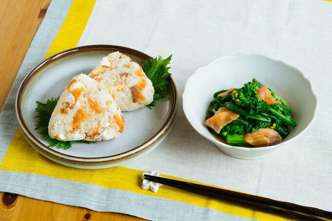 (左から)スモークサーモンチーズおにぎり、スモークサーモンと菜の花のおひたし
