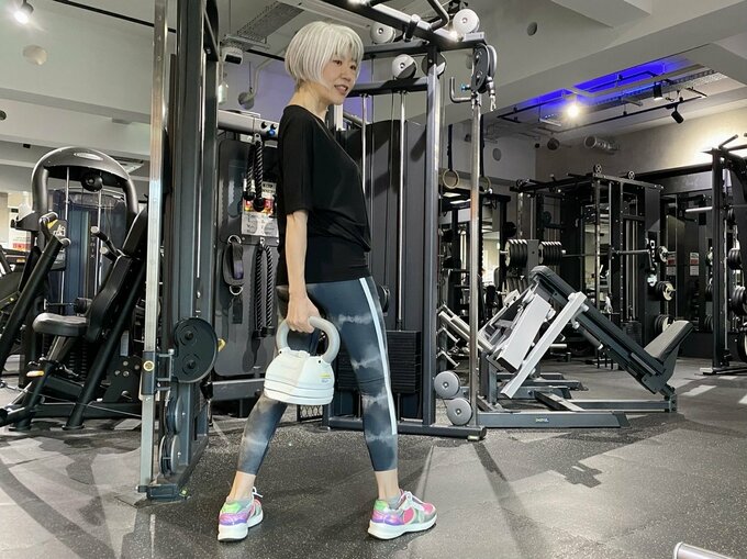 筋トレをする朝倉さん