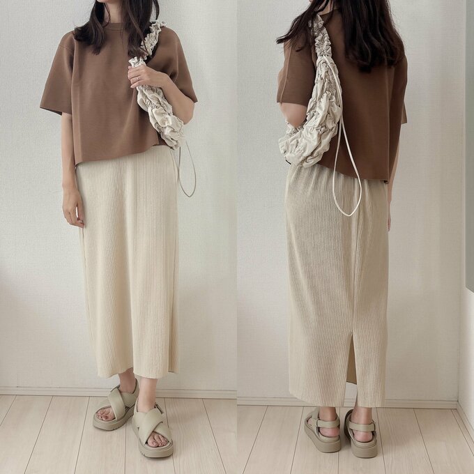 Iラインスカートで淡色コーデに