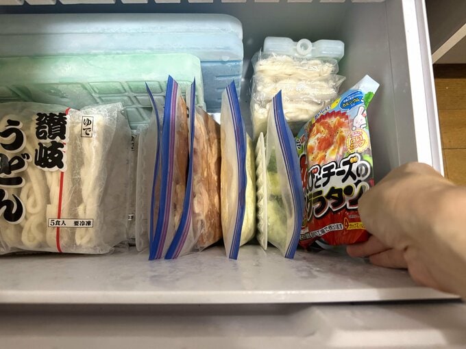 冷凍庫の中身を取る様子