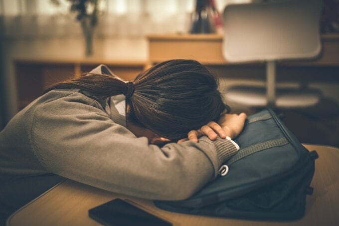 寝る女子中学生