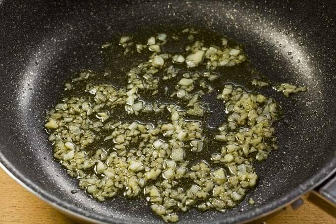 フライパンにみじん切りにしたニンニクとショウガ