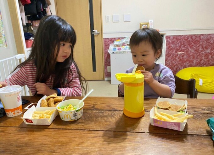 食事をする子どもたち