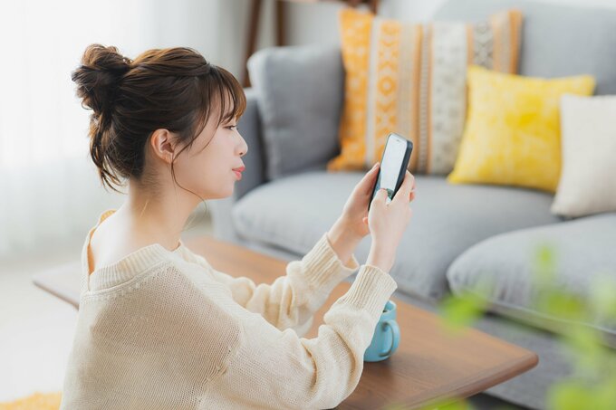 スマホを触る女性