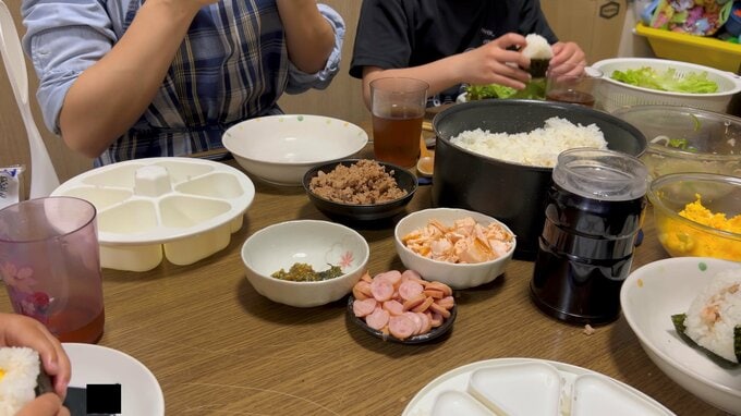 食卓を囲むみさきさん一家