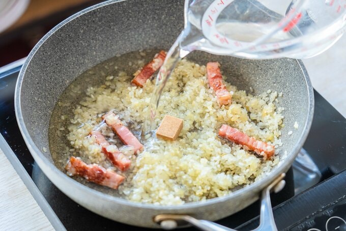 米に水を入れる