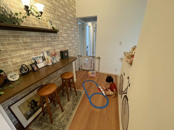 オモチャで遊ぶ子ども