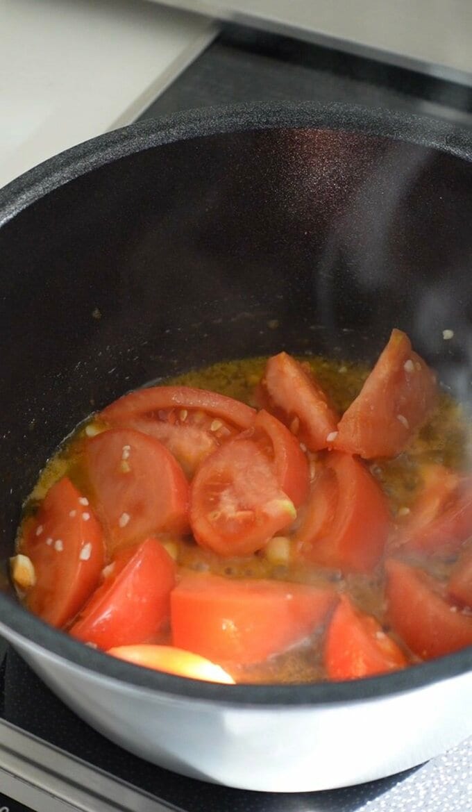 トマトを炒める