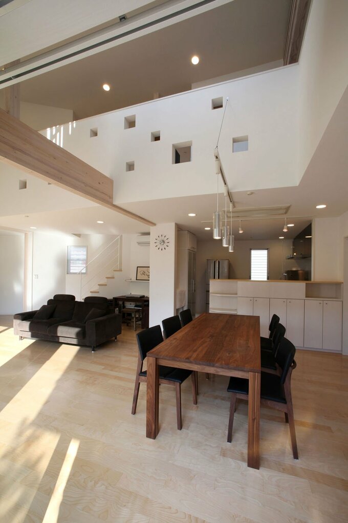 腰壁にあるランダムに開口