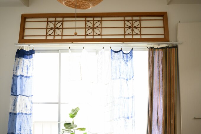 友人から譲り受けた障子を窓上に飾り、自分らしい家づくりを