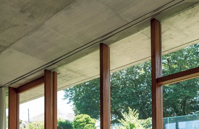 床と天井に接する部分に枠をつくらない