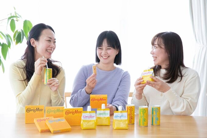 カロリーメイトを食べる女性3人