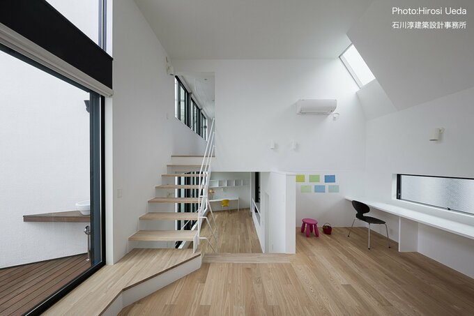 ダイニングとリビングを通過して子ども部屋へ