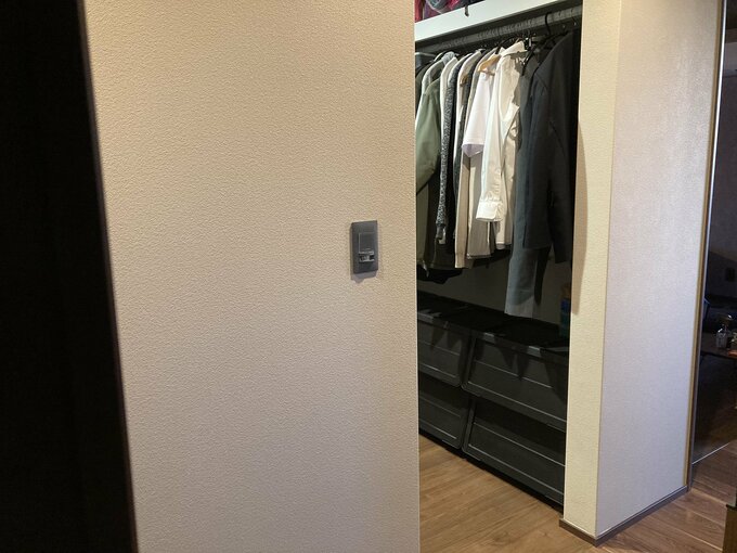 扉のないファミリークローゼットの入口