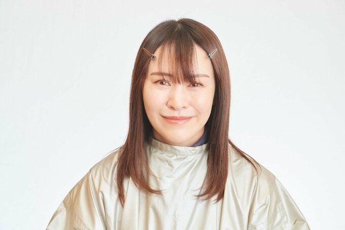 ピンを止めた女性の正面