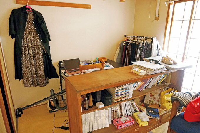 寝室に衣類など