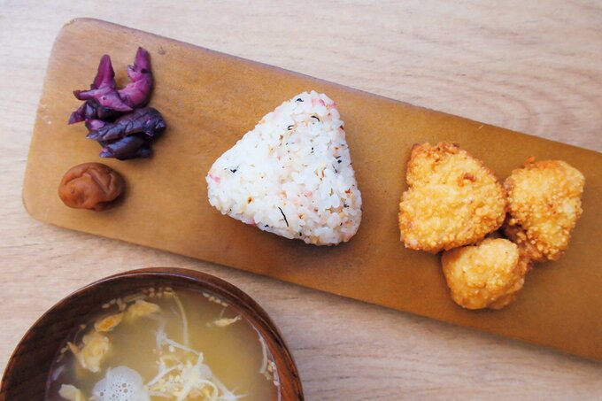 おにぎり、から揚げ、漬物、スープ