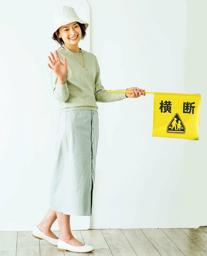 黄色旗を持つ女性