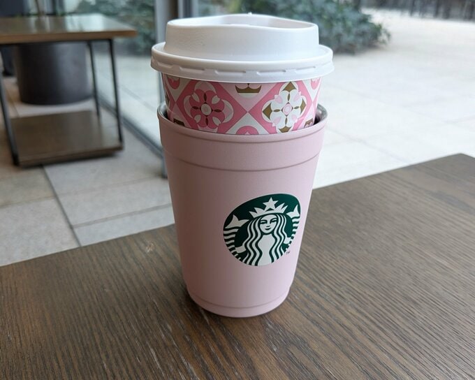 ステンレスカップにホットドリンクを入れている画像